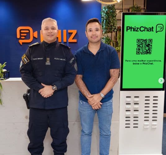 Diogo Archanjo com Coronel Menezes na sede do Phiz Chat