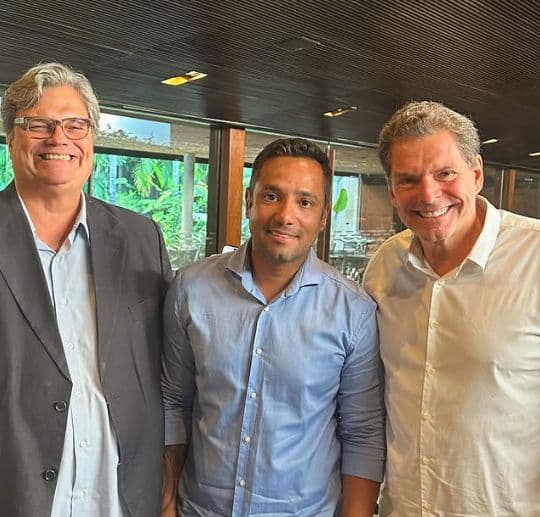 Diogo Archanjo com executivos em reuniao de negocios