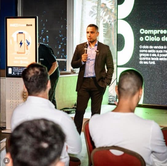 Plateia de empresários numa palestra da F3X Academy